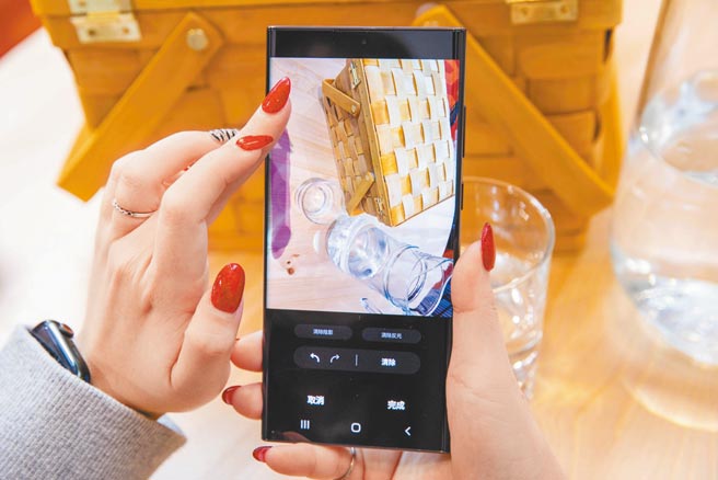三星全新的Galaxy S22系列全新加入物件橡皮擦功能，像平常俯拍美食时，即能使用其删除阴影或反光的部分。（石智中摄）