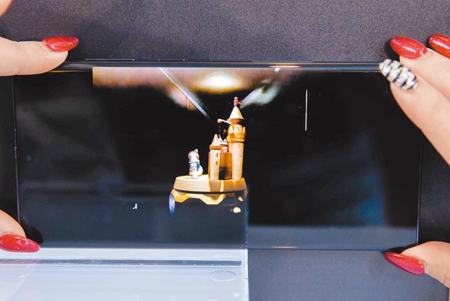 三星全新的Galaxy S22系列拥有全新比上代快2倍的NPU，能支援在极低光源下进行夜拍及录影，有效降低杂讯让画面更明亮清晰。（石智中摄）