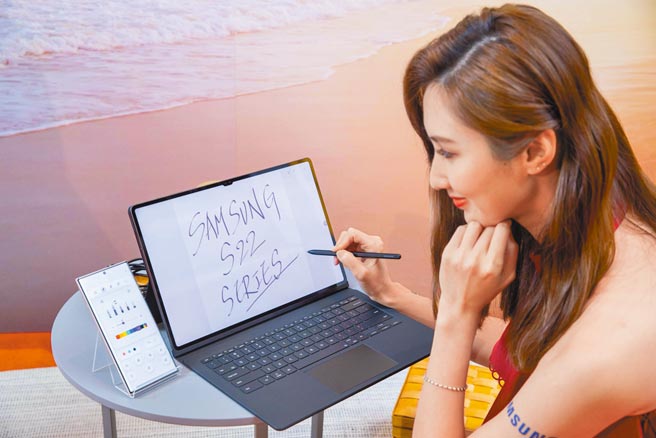 三星全新的Galaxy S22 Ultra能与Galaxy Tab S8全系列做连接，可把手机当调色盘，在Samsung Note或首次合作的Clip Studio Paint APP中使用。（石智中摄）