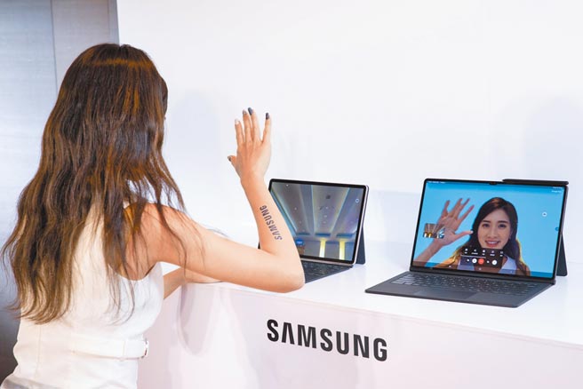 三星全新的Galaxy Tab S8系列拥有录影或视讯时的人物追踪、去背等功能，在视讯会议时更方便，连萤幕录影时也加入自拍功能，方便远距工作及学习所需。（石智中摄）