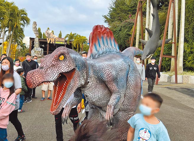 剑湖山世界推出以恐龙为主题的新设施 VR Dino飞越恐龙谷。（剑湖山世界提供）