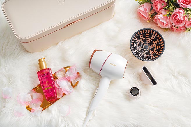 飞利浦吹风机今年特别携手L\'Oreal Paris推出限量礼盒组，吹风机的红外线感应器会即时辨识髮质状态去进行动态调温，配上L\'Oreal Paris金致护髮精油玫瑰精华护髮，以及高质感粉色皮革收纳盒，定价4999元（见图）。（飞利浦提供）