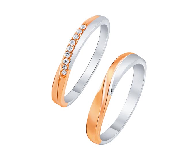 台中大遠百鑽石屋鉑金玫瑰金對戒，獨家價4萬2800元。（遠百提供）