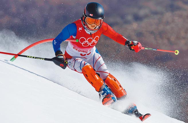 19岁小将李玟仪在北京冬奥女子高山滑雪顺利完赛，拿下第50名。（路透）