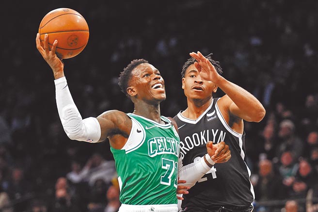 塞爾提克後衛薛洛德（左）擺脫籃網後衛湯馬斯切入上籃。（美聯社）