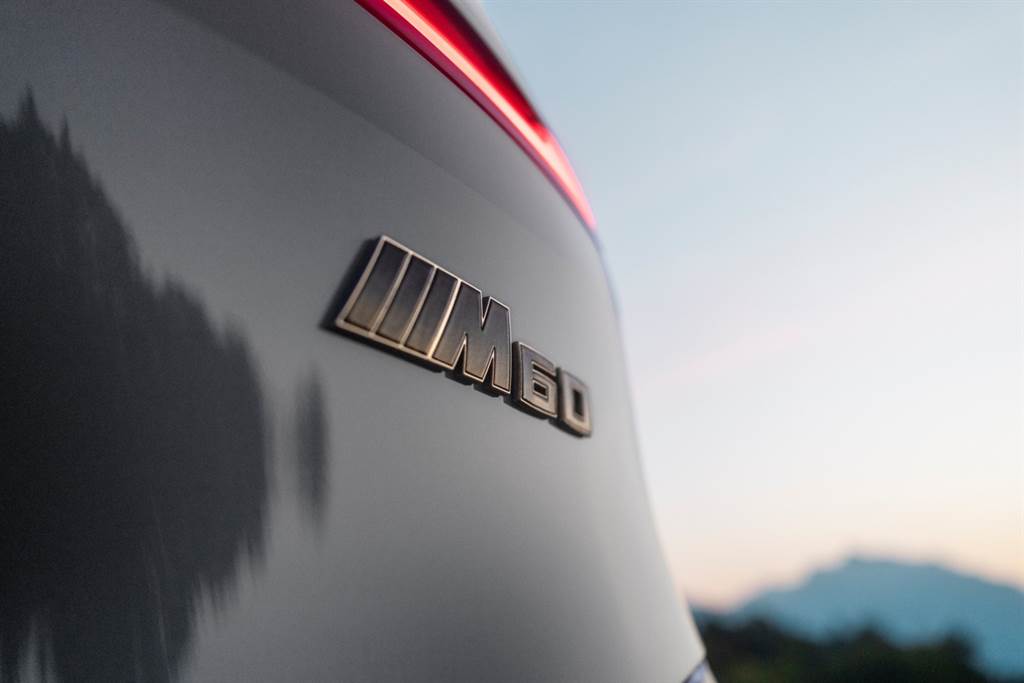 BMW以畫龍點睛手法鋪陳，為全新BMW iX M60配置車尾專屬銅色鑲邊車型銘牌，型塑全新iX M60躍然而上的動感姿態(圖/BMW提供)
