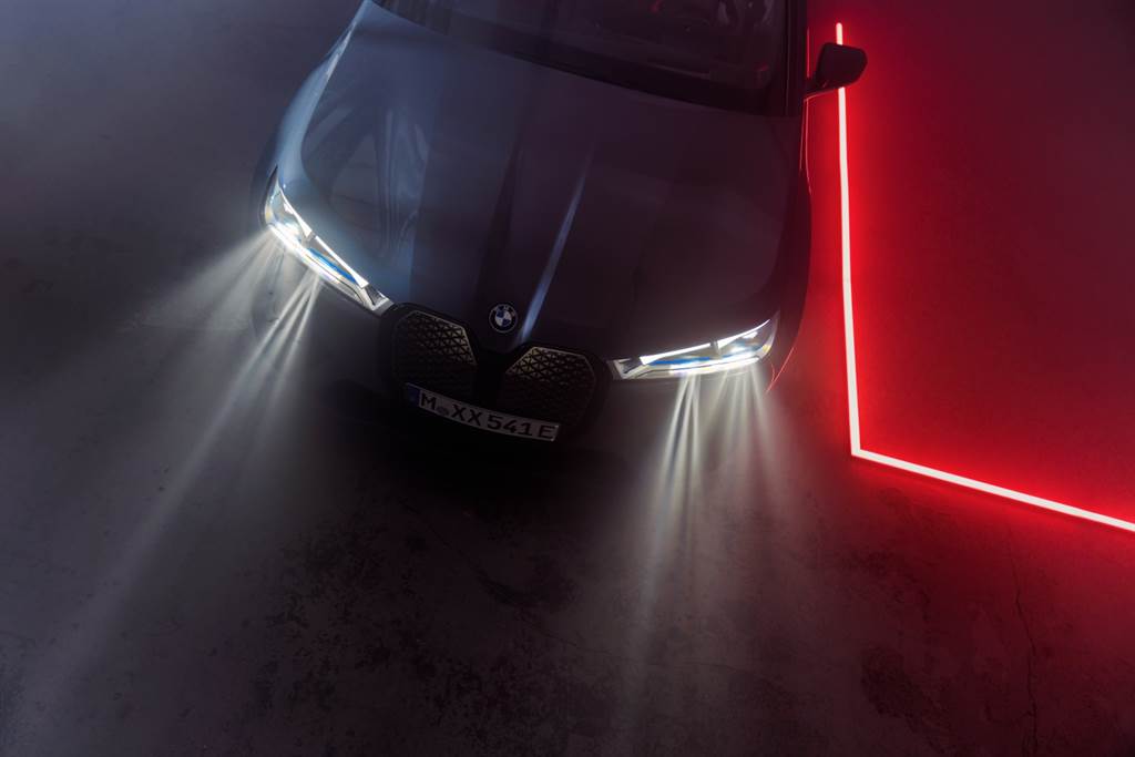 全新BMW iX M60標配智慧雷射頭燈，照明範圍可達500公尺以上，搭配Glare-free光型變化功能，更可依照路況自動調整照射範圍(圖/BMW提供)
