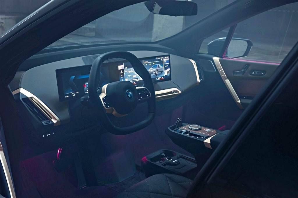 前衛俐落的創新座艙布局，導入全新的開發一體式懸浮曲面螢幕搭配全新六角造型多功能方向盤(圖/BMW提供)