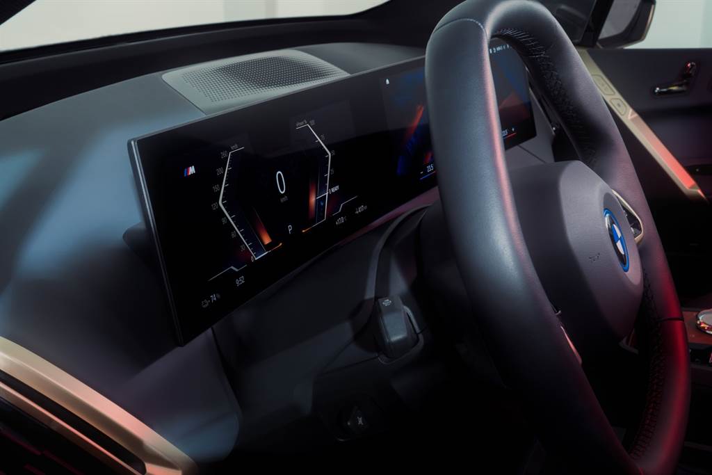 全新BMW iX M60虛擬數位儀錶左上方顯示專屬M徽飾，營造iX M60獨特性能座艙氛圍(圖/BMW提供)