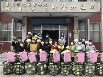 挺農民 台南警分局長自購700顆高麗菜送同仁與民防志工