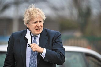 首相強生宣布與新冠病毒共存 英國擬提前取消防疫措施