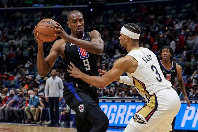 伊巴卡(左)透過交易確定跳槽上季總冠軍公鹿了。(路透資料照)