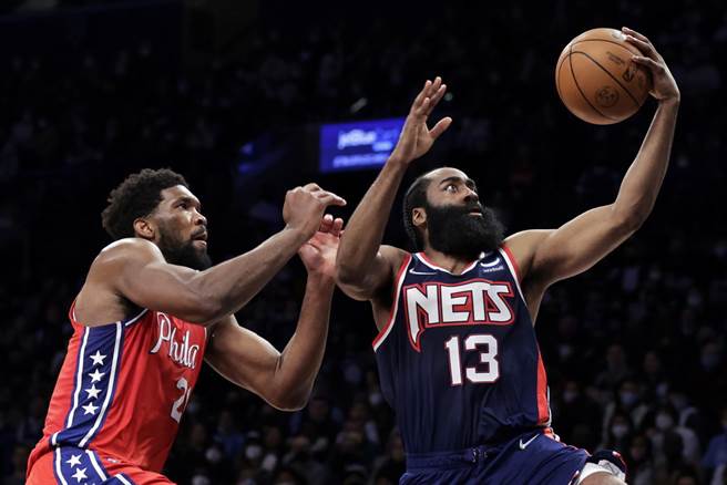 哈登(右)确定加盟七六人跟恩比德联手了。(美联社资料照)