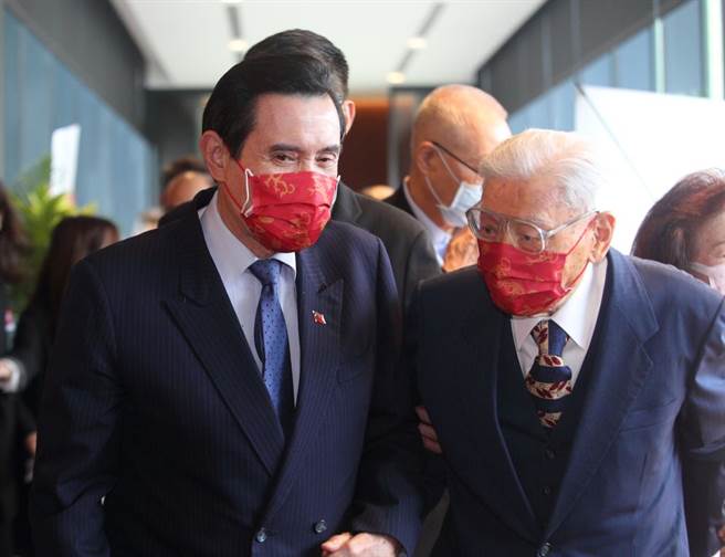 高龄104岁的前总统府副秘书长、故总统蒋经国文胆张祖诒（前排右）10日在经国七海文化园区举办「总统与我」新书发表会，前总统马英九（前排左）等人出席，两人牵手走进会场时交换意见。（张铠乙摄）