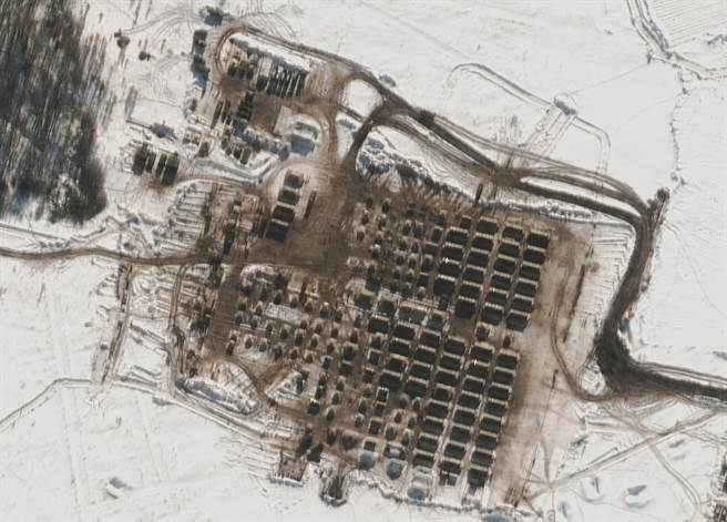 美国卫星公司马萨尔科技（Maxar Technologies）提供的卫星图像9日显示，俄军在距乌克兰东部边境110公里的库斯克 （Kursk）大举部署。（美联社）