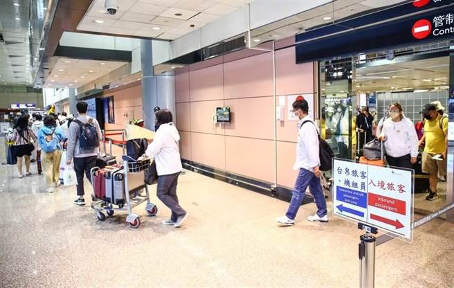 许多已完整接种疫苗的民眾不愿出国，与返台后隔离天数太长有关。（资料照）