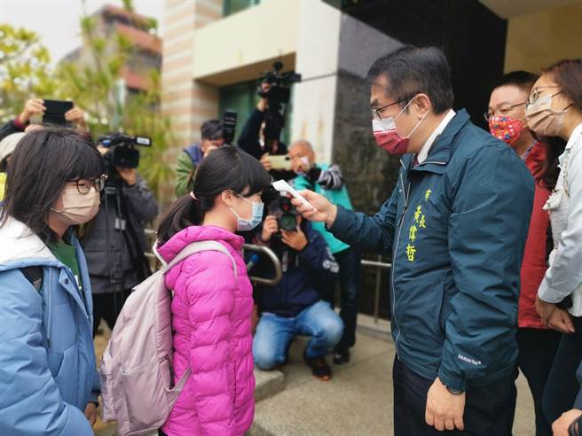 台南市长黄伟哲视察新营国小防疫整备。(刘秀芬摄)
