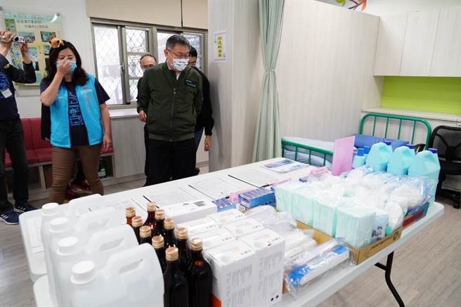 台北市長柯文哲11日前往景美國小視察開學防疫整備。（台北市政府提供／張立勳台北傳真）