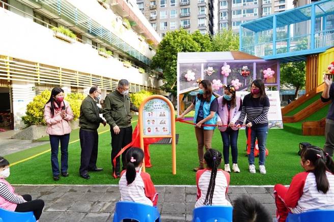 台北市长柯文哲11日前往景美国小视察防疫整备。（台北市政府提供／张立勋台北传真）