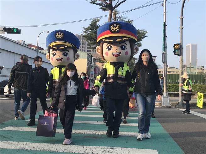 台中市警察局第六分局出动可爱的警察布偶娃娃陪同学童上学，宣导防疫上紧发条。（民眾提供／卢金足台中传真）