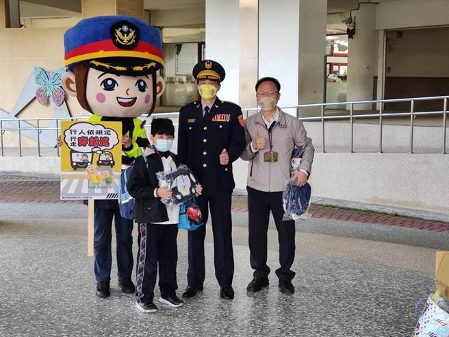 台中市警察局第六分局长蔡元戎与治安、交安及妇幼宣导团前往西屯区长安国小，和校长黄志龙一同迎接学童上学。（卢金足摄）