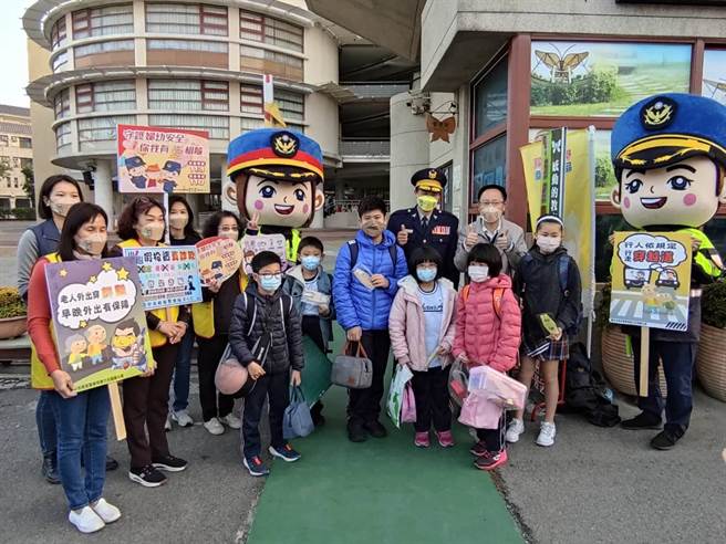 台中市警察局第六分局出动可爱的警察布偶娃娃陪同学童上学，宣导防疫上紧发条。（民眾提供／卢金足台中传真）