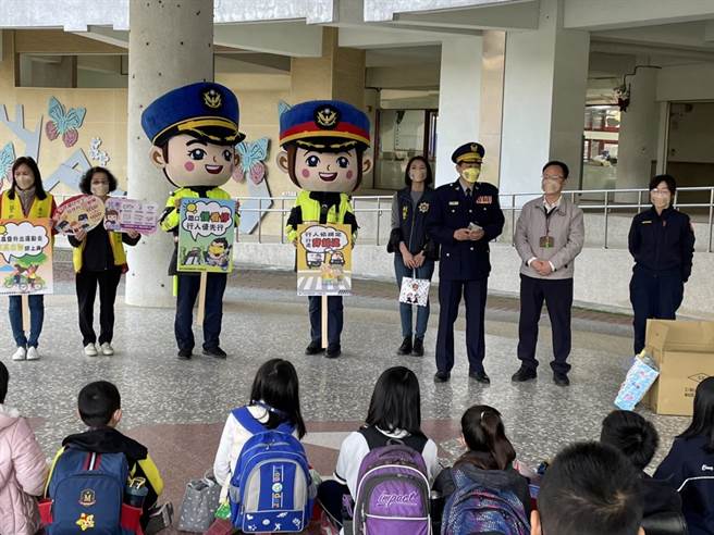 警方向学童宣导「过马路时记得走斑马线」、「行人停看听」等观念，并举办有奖徵答活动。（卢金足摄）