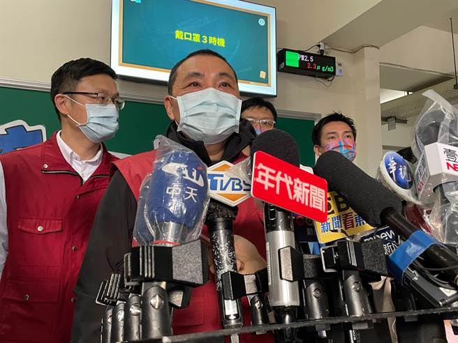 台灣近日鬧蛋荒，恐衝擊校園營養午餐，對此，新北市長侯友宜今（11日）上午表示，有供應契約，會照供應契約來走。（葉書宏攝）