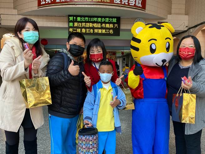 五常国小在开学首日发放开学喜糖与「福虎生丰」防疫口罩给学生。（五常国小提供）