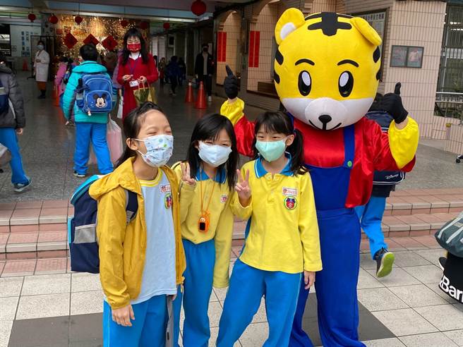开学日虎年吉祥物-巧虎在五常国小迎接学童。（五常国小提供）