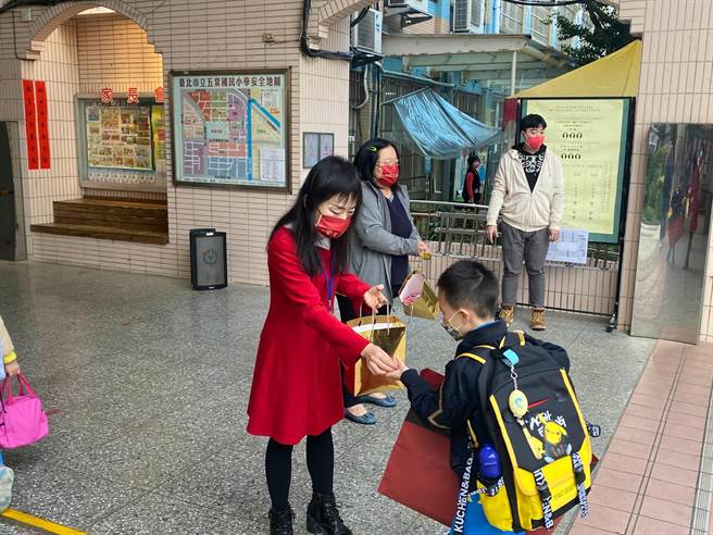 五常国小在开学首日发放开学喜糖与「福虎生丰」防疫口罩给学生。（五常国小提供）