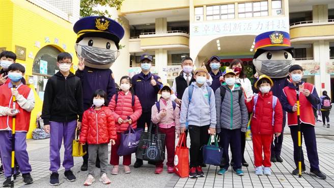 新北市新庄警分局出动超Q的警察大头娃娃执行「护童勤务」。（新庄警分局提供）