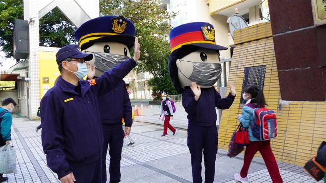 新北市新庄警分局出动超Q的警察大头娃娃执行「护童勤务」。（新庄警分局提供）