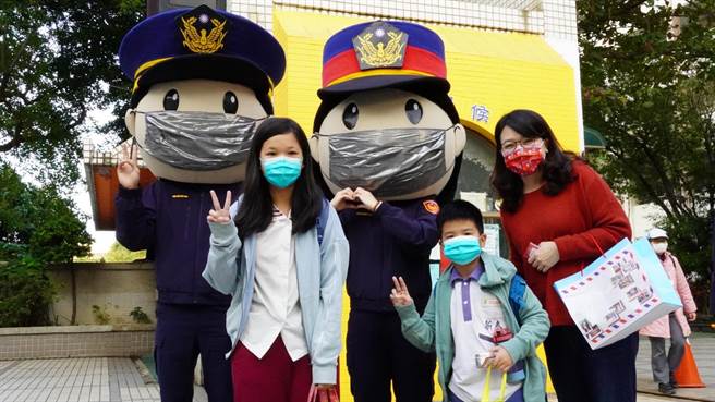 新北市新庄警分局出动超Q的警察大头娃娃执行「护童勤务」。（新庄警分局提供）