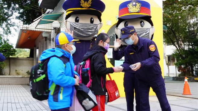 新北市新庄警分局出动超Q的警察大头娃娃执行「护童勤务」。（新庄警分局提供）