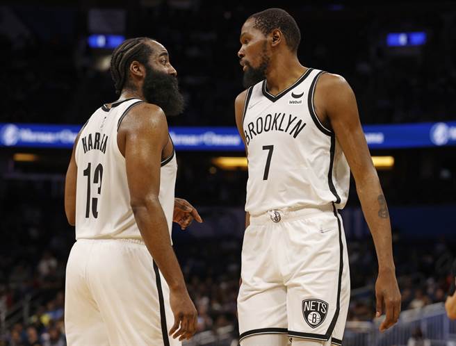 其实怪不得杜兰特(右)如今对哈登那么不爽。(路透资料照)