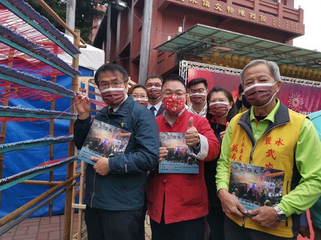 台南市長黃偉哲(左一)11日上午至鹽水武廟為元宵蜂炮活動宣傳。(劉秀芬攝)