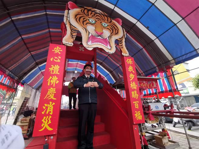 台南市長黃偉哲過平安橋祈福。(劉秀芬攝)