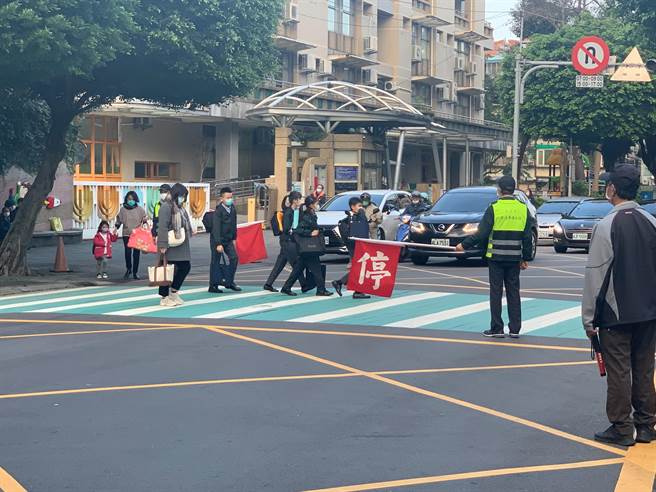 新北市永和警分局今（11日）结合义交、学校志工、导护妈妈、导护老师等，在永和区各国民小学上、放学时段编排护童勤务。（永和警分局提供）