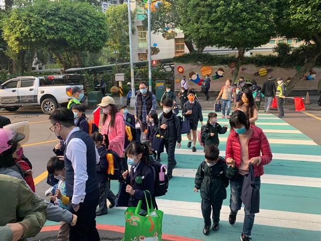 新北市永和警分局今（11日）结合义交、学校志工、导护妈妈、导护老师等，在永和区各国民小学上、放学时段编排护童勤务。（永和警分局提供）