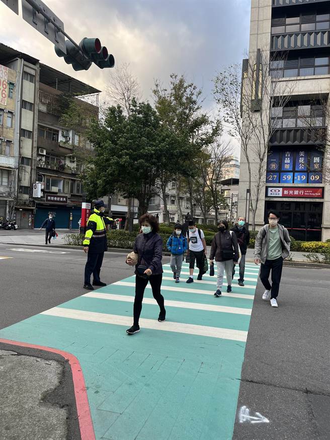 新北市永和警分局今（11日）结合义交、学校志工、导护妈妈、导护老师等，在永和区各国民小学上、放学时段编排护童勤务。（永和警分局提供）