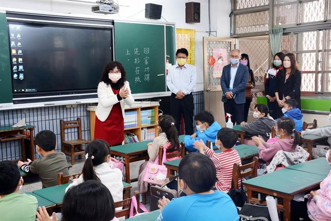 开学首日，屏东县长潘孟安视察校园防疫情况。(林和生摄)