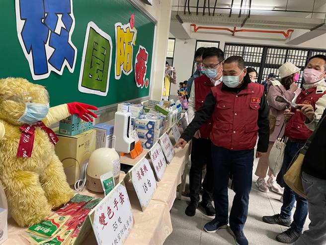 新北市今（11日）如期開學，市長侯友宜到板橋區中山國小關心學校防疫工作。（葉書宏攝）