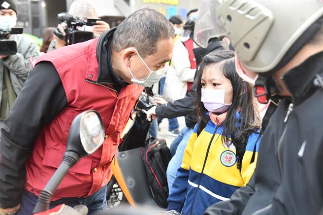 新北市今（11日）如期開學，市長侯友宜到板橋區中山國小關心學校防疫工作。（葉書宏攝）