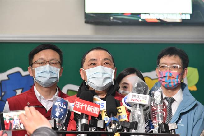 新北市今（11日）如期開學，市長侯友宜到板橋區中山國小關心學校防疫工作。（葉書宏攝）