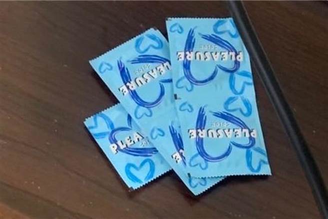 警方在吴女房内查扣未使用的保险套。（翻摄照片／石秀华高雄传真）