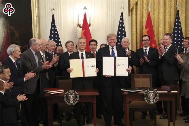 何伟文：美国单方面行动违反中美第一阶段协定。图为2020年1月15日，中美第一阶段经贸协定签署仪式在美国白宫东厅举行。（中新社）