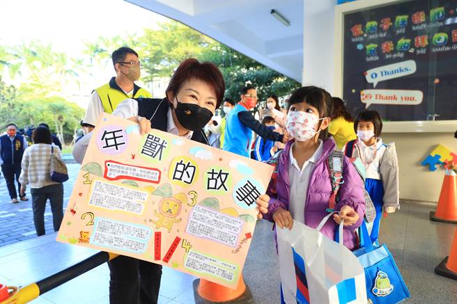 台中市高中以下各级学校今天开学日，中市长卢秀燕前往北屯区松竹国小视察，欢迎学生回到校园。（张妍溱摄）