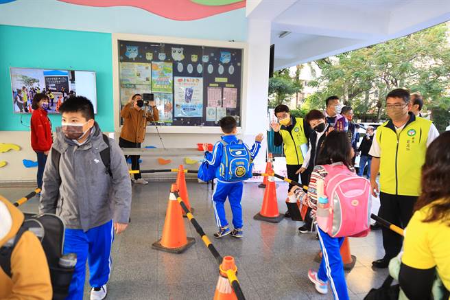 开学日，校园包括，门禁管制、学生入校体温量测及防疫物资整备等，让师生们可安心返回校园。（张妍溱摄）