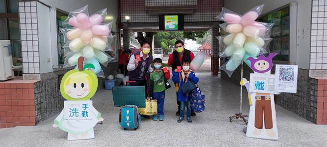 台南市官田區渡拔國小舉辦特別的開學儀式，贈送棉花糖及防疫雙語紅包歡迎學生返校上學。（台南市渡拔國小提供／劉秀芬台南傳真）